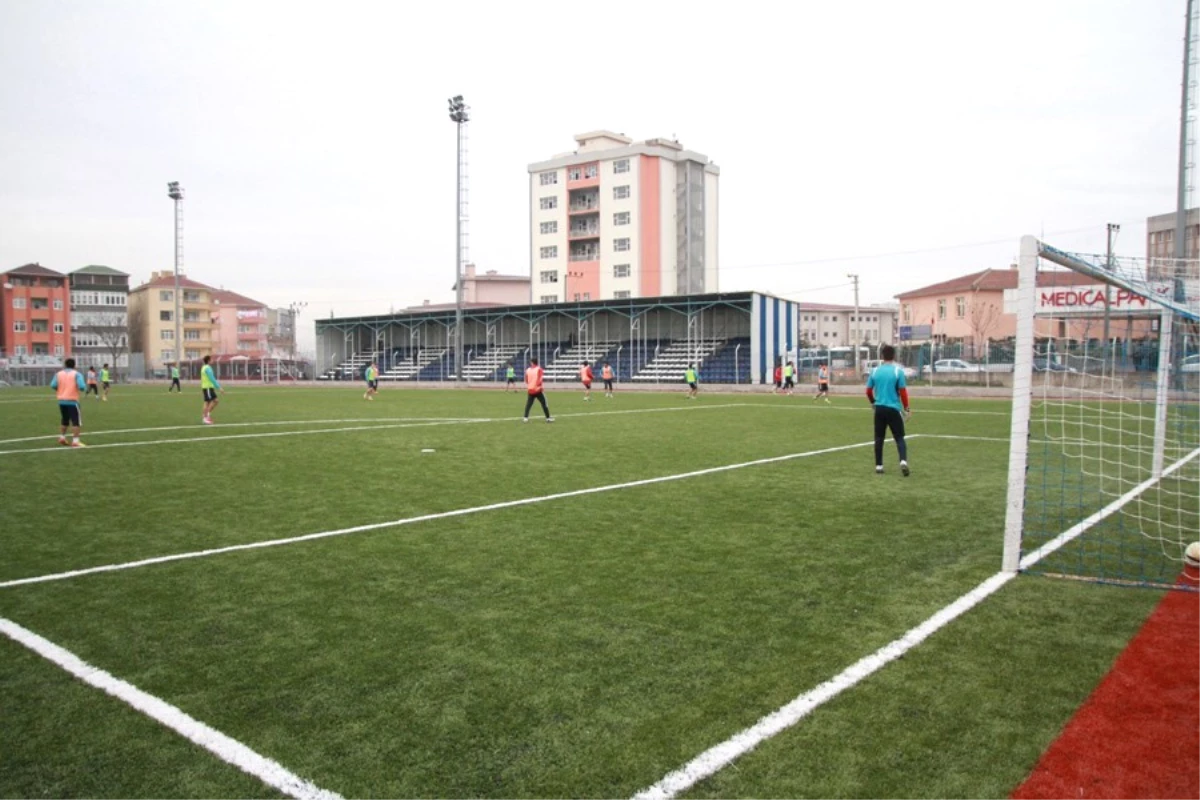 Büyükşehir Belediyesi Futbol Sahalarına Bakım Çalışması Başlattı
