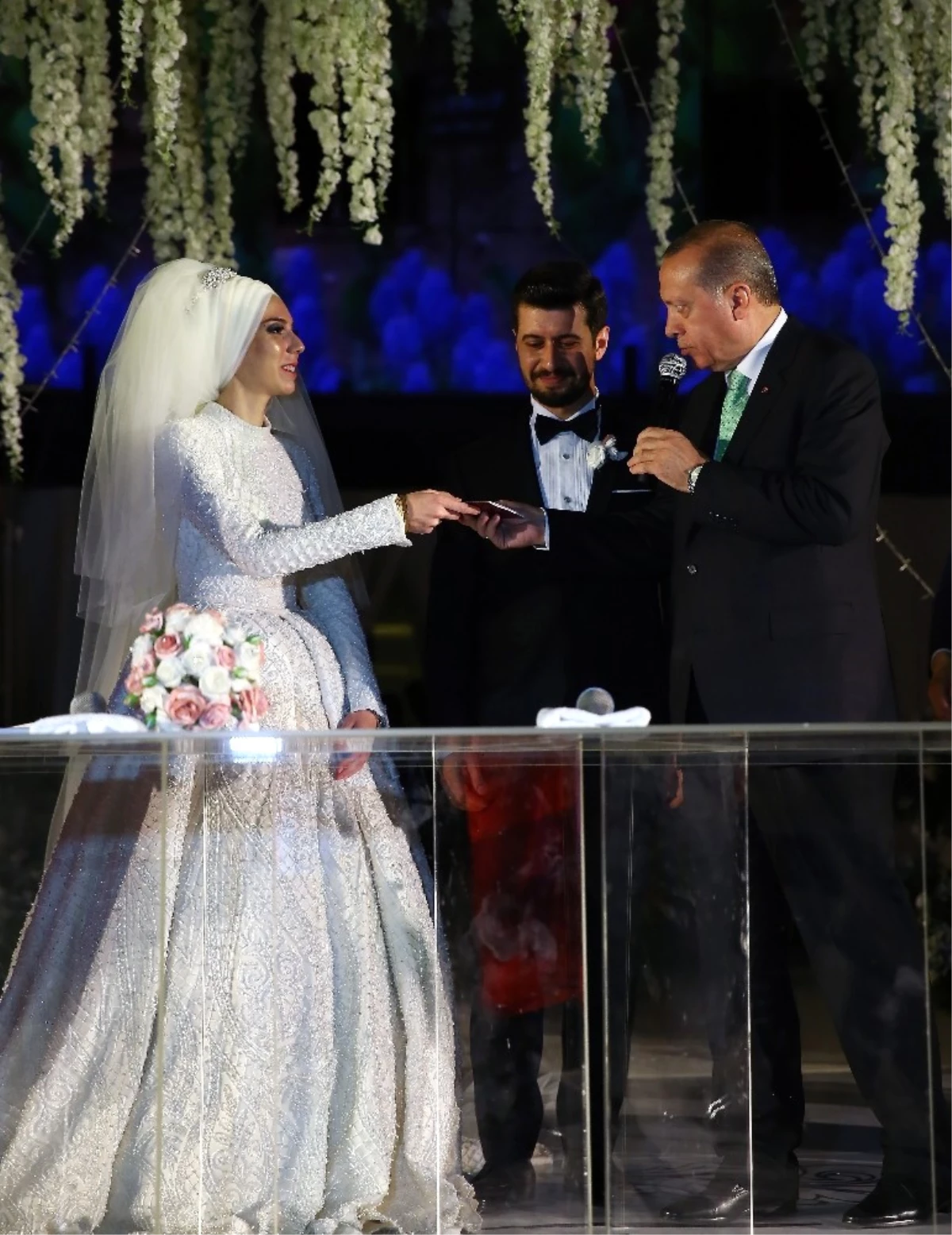 Cumhurbaşkanı Erdoğan Bakan Zeybekci\'nin Kızının Nikah Şahidi Oldu