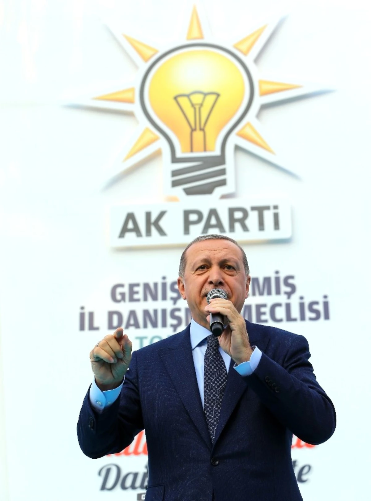 Cumhurbaşkanı Erdoğan: "Sen Kimsin Ki Türkiye\'nin Cumhurbaşkanına Konuşuyorsun"