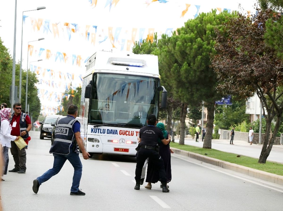 Cumhurbaşkanıyla Konuşmak İstedi, Yanlış Otobüsün Önüne Atladı