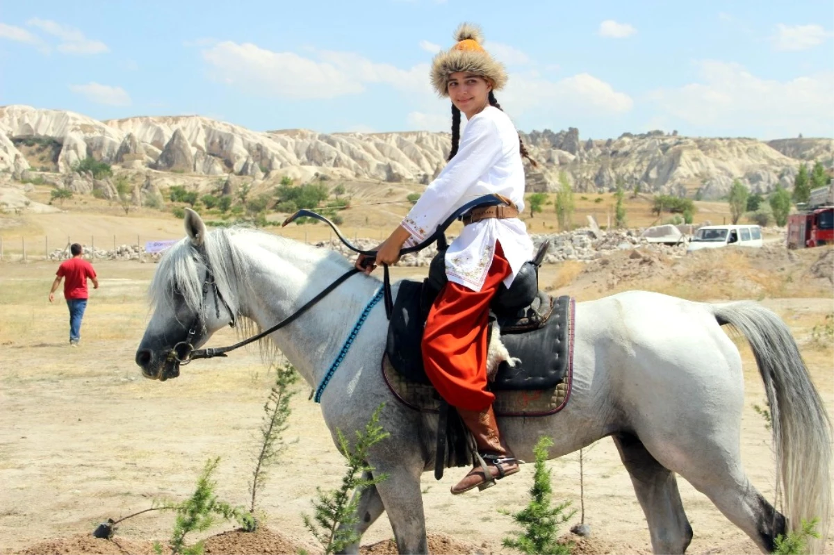 Kapadokya\'da Atlı Okçuluk Yarışması Yapıldı