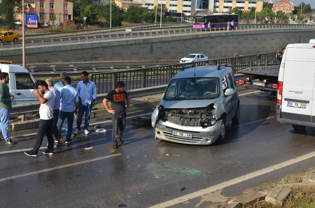 Kazaya Bakma\' Merakı Zincirleme Kazaya Yol Açtı: 3 Yaralı
