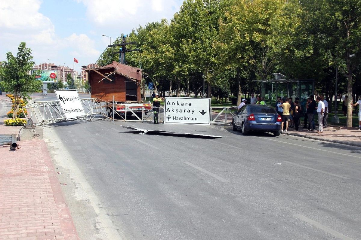 Kulübe Yüklü Vincin Devirdiği Tabela Direği Faciaya Yol Açıyordu
