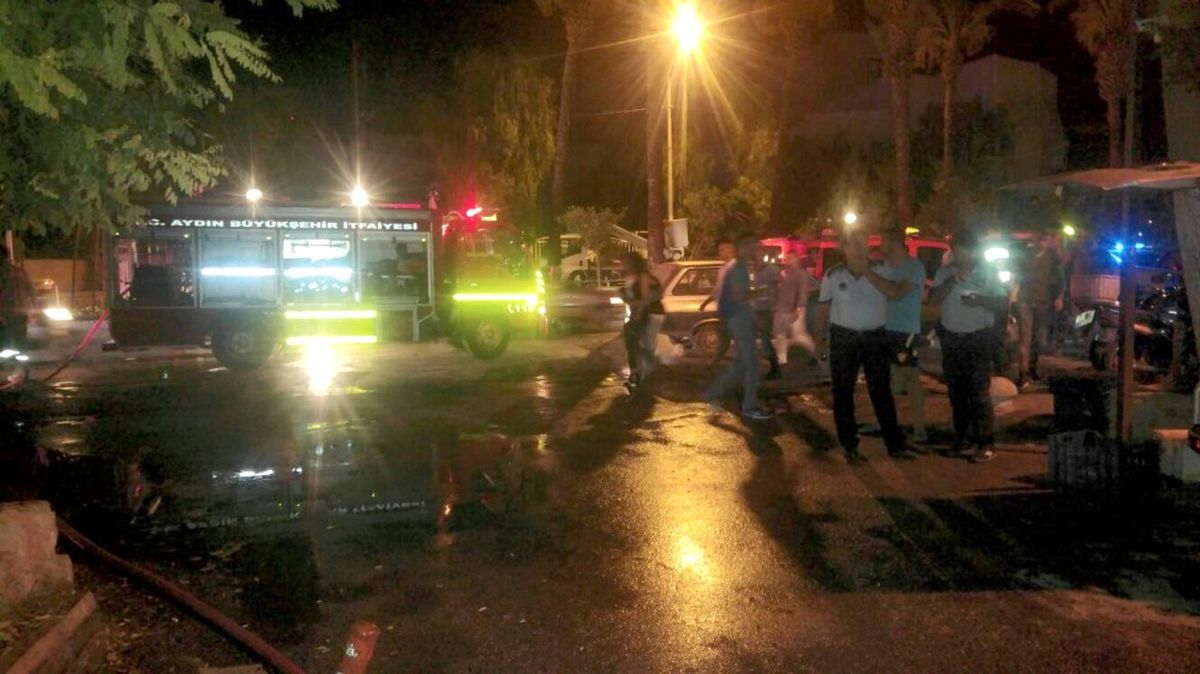 Kuşadası\'nda Eski Jandarma Binasında Yangın