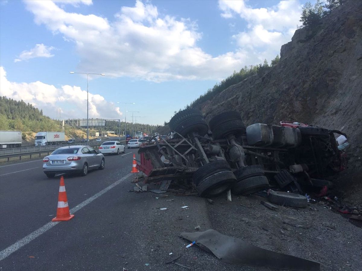 Sakarya\'da Trafik Kazası: 6 Yaralı