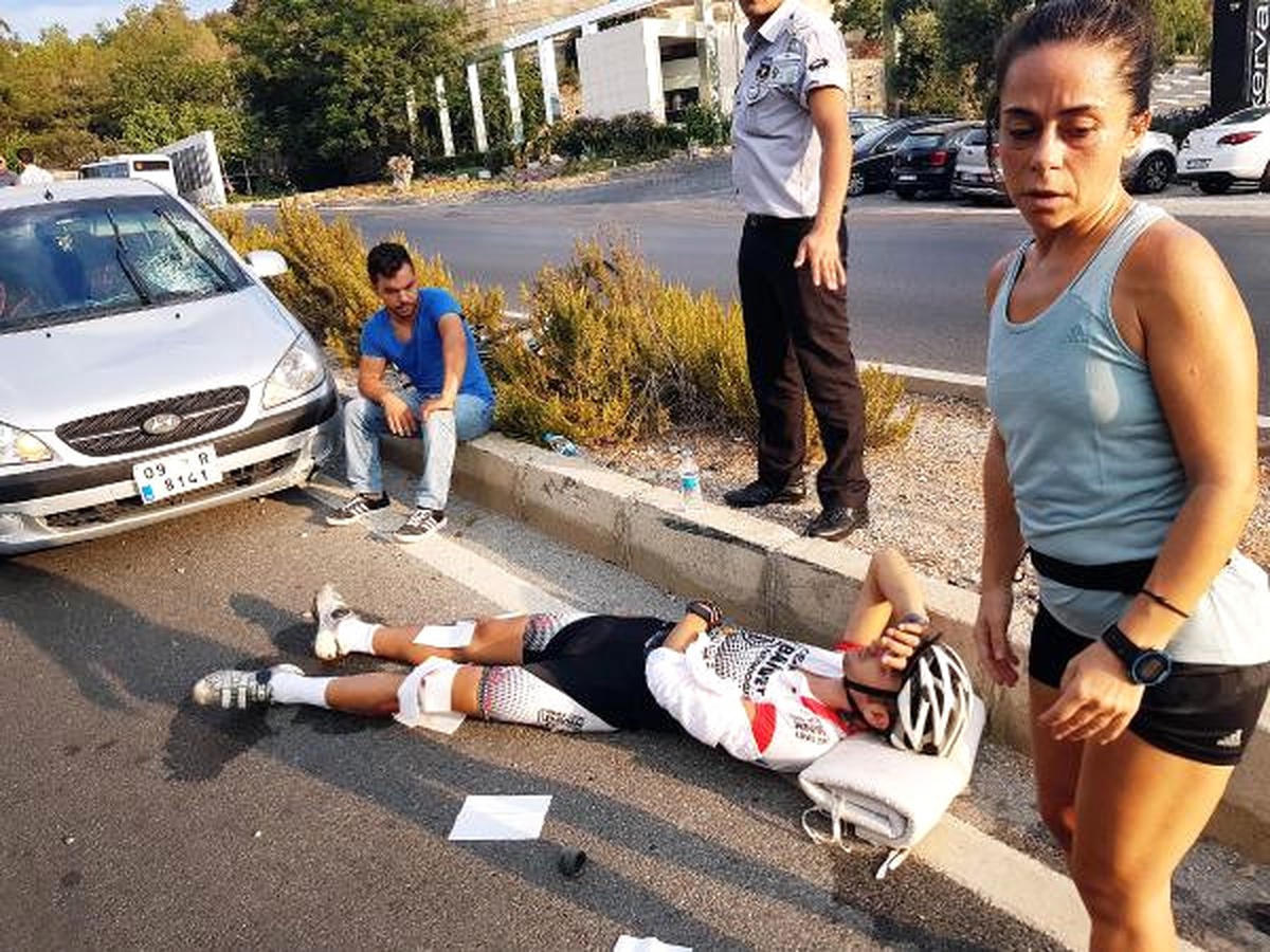 Şampiyon Bisikletçiye Otomobil Çarptı