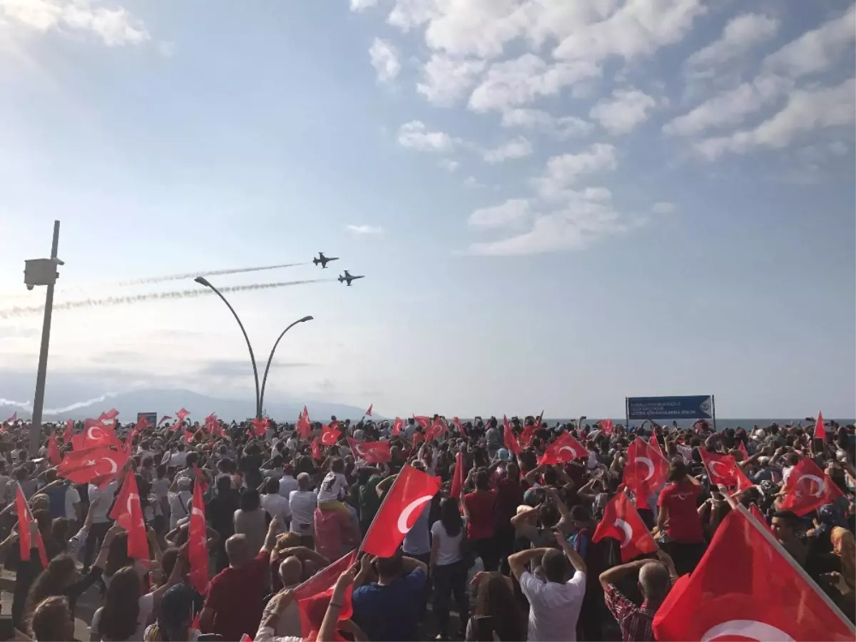 Türk Yıldızları Trabzon\'da Şehit Eren Bülbül İçin Uçtu