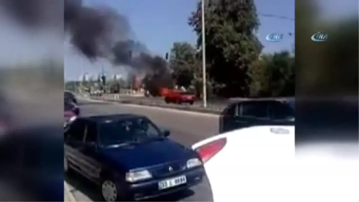 Alev Topuna Dönen Otomobilin Yanından Yollarına Devam Ettiler