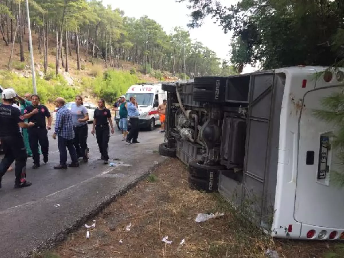 Antalya\'da Turist Taşıyan Midibüs Devrildi (1)