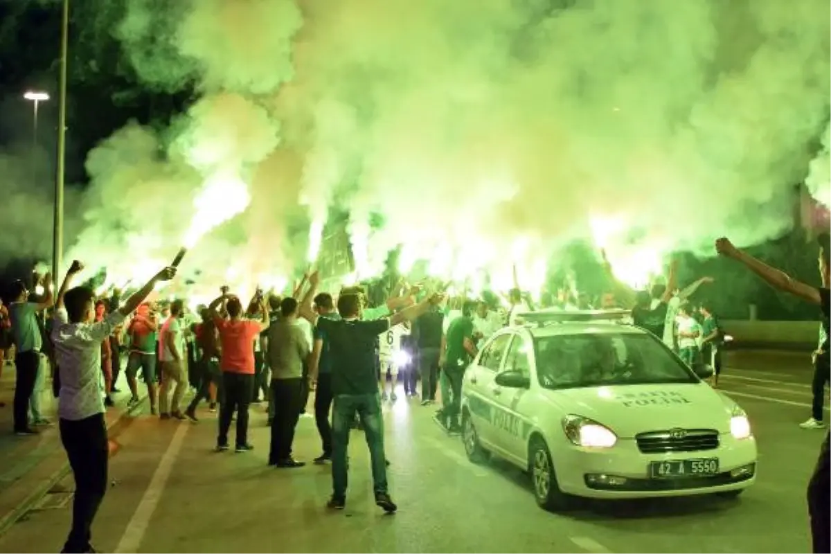 Atiker Konyaspor Kafilesine, Stat Önünde Meşaleli Karşılama