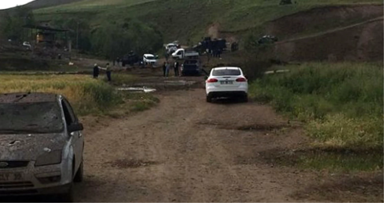 Van\'da Bombalı Araç, İçindeki 2 PKK\'lı Teröristle Birlikte İmha Edildi