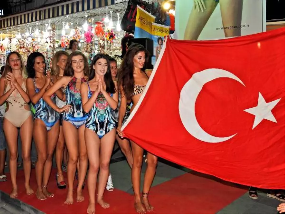 Çeşme Çarşısı Mayo ve Bikini Defilesiyle Renklendi