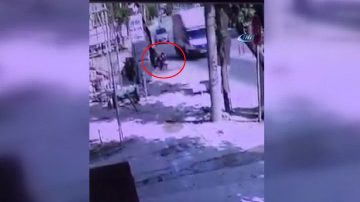 Denizli\'de İskeleden Düşen İnşaat İşçisi Güvenlik Kamerasında