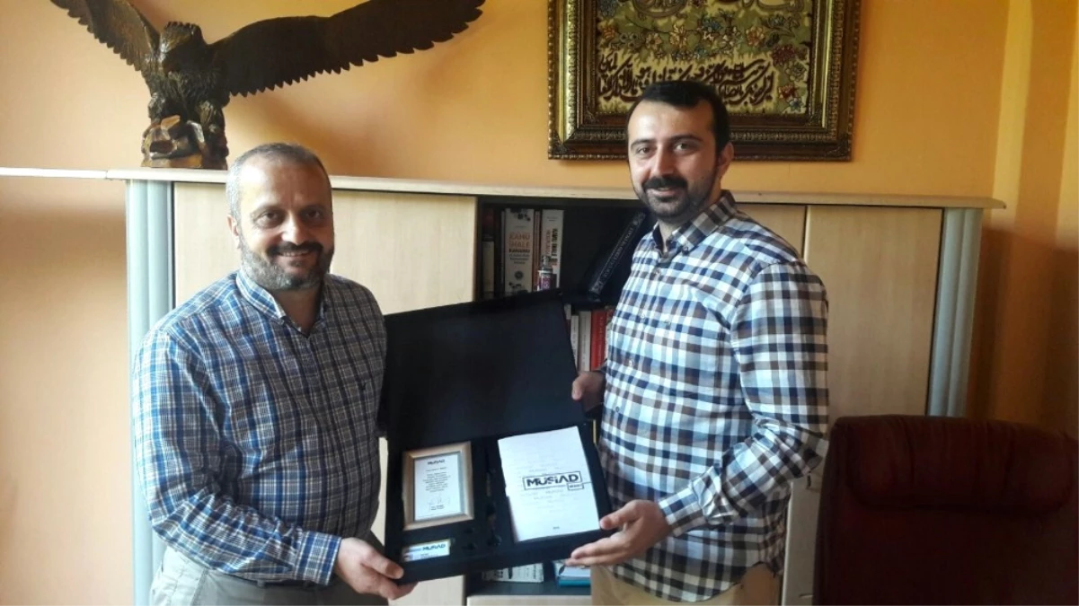 İşadamı Burak Günay\'a Plaket