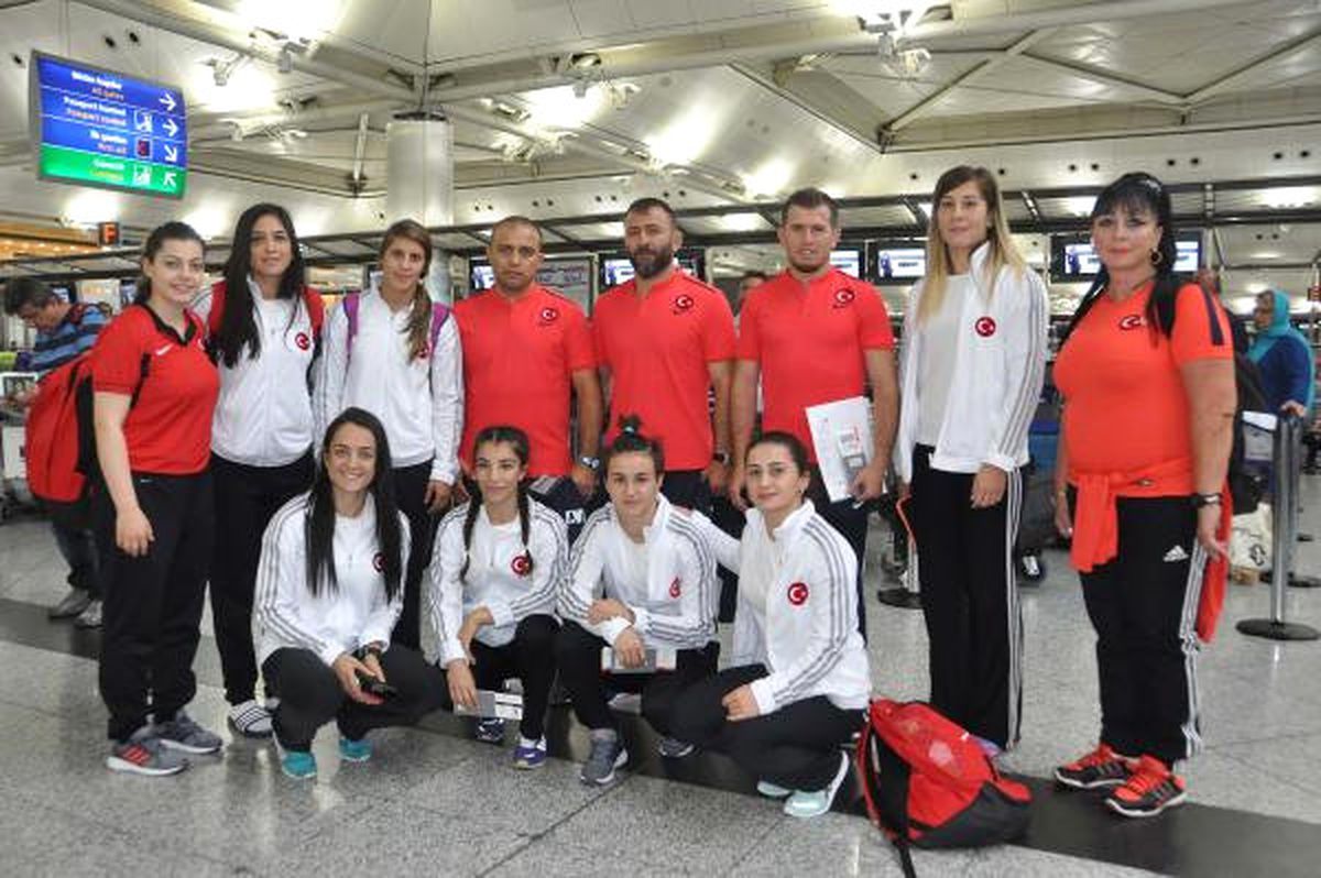 Kadın Güreşçiler Dünya Şampiyonasına Gitti