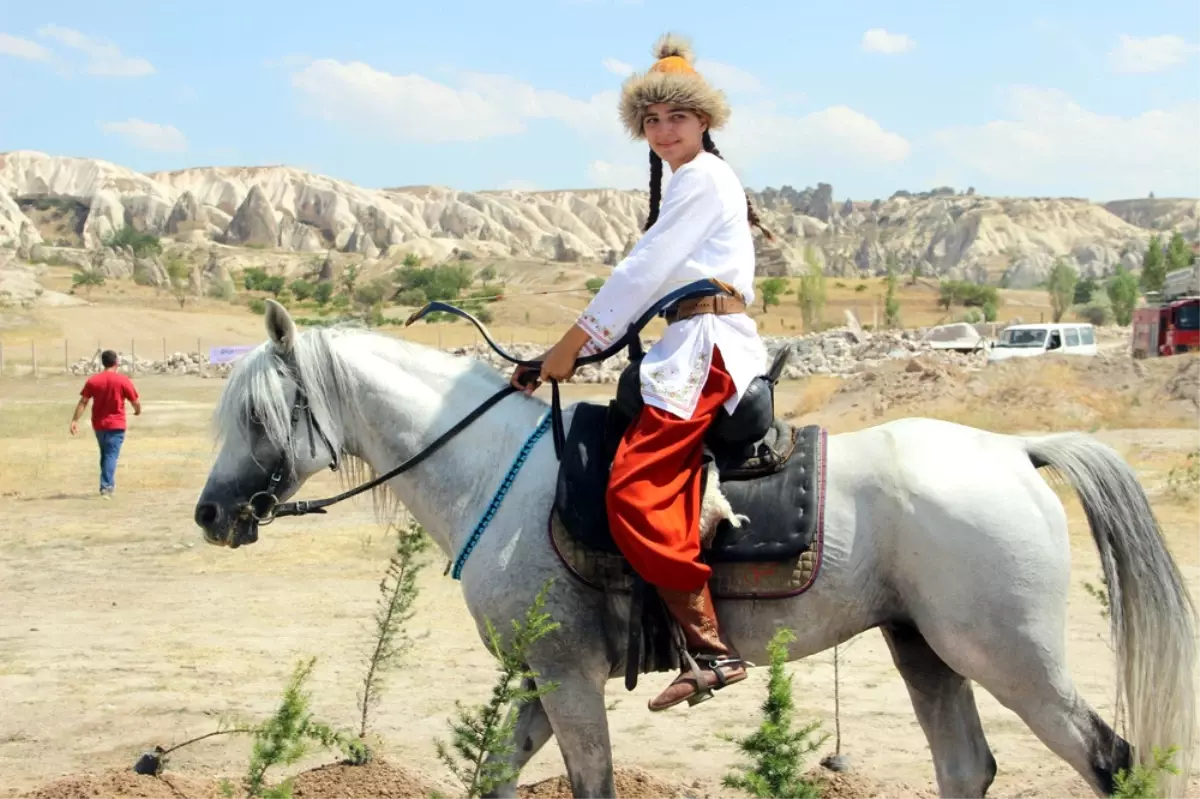 Kapadokya\'da Atlı Okçuluk Yarışması