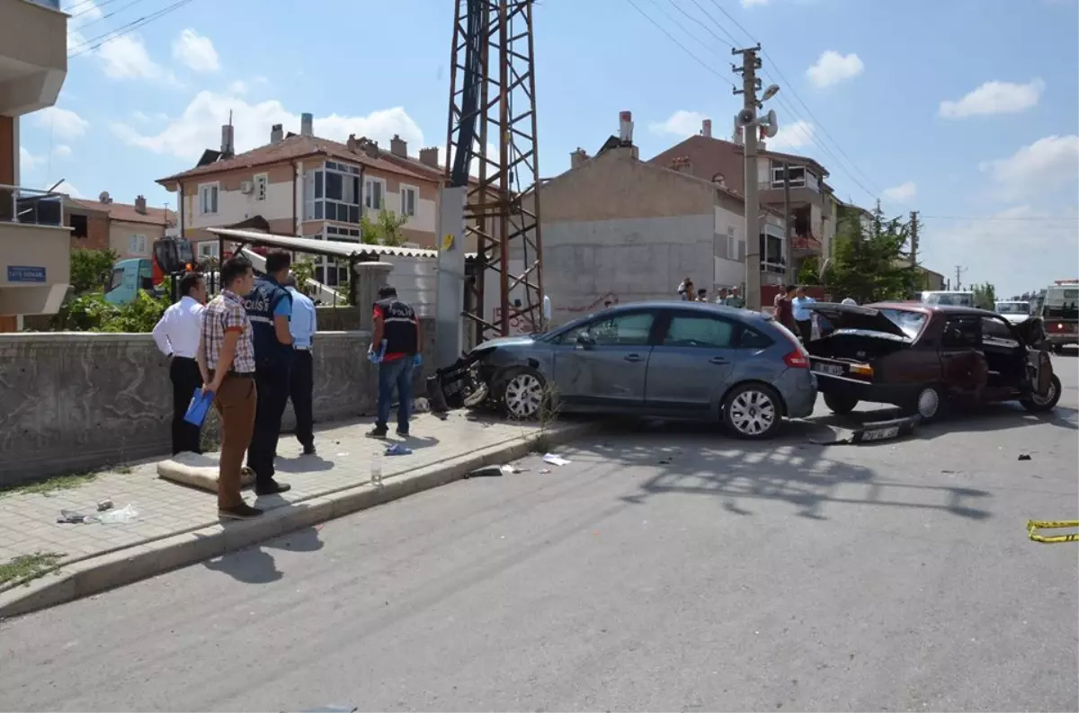 Kaza Yapan Otomobillerden Biri Kaldırımdaki Yaşlı Kadını Ezdi