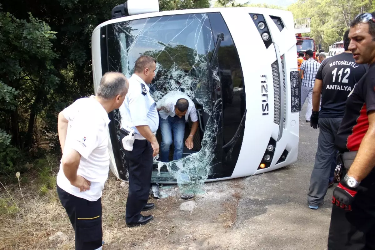 Midibüs Devrildi: 2\'si Çocuk 6 Turist Yaralı