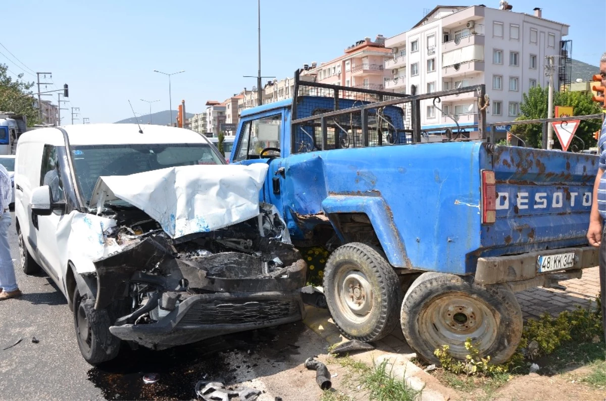 Milas\'ta Kamyonet ile Hafif Ticari Araç Çarpıştı; 3 Yaralı
