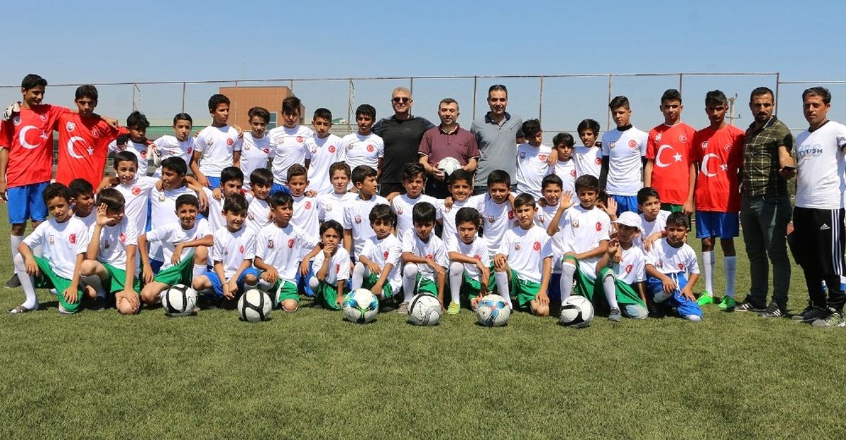 Suriyeli Çocuklara Spor Malzemesi