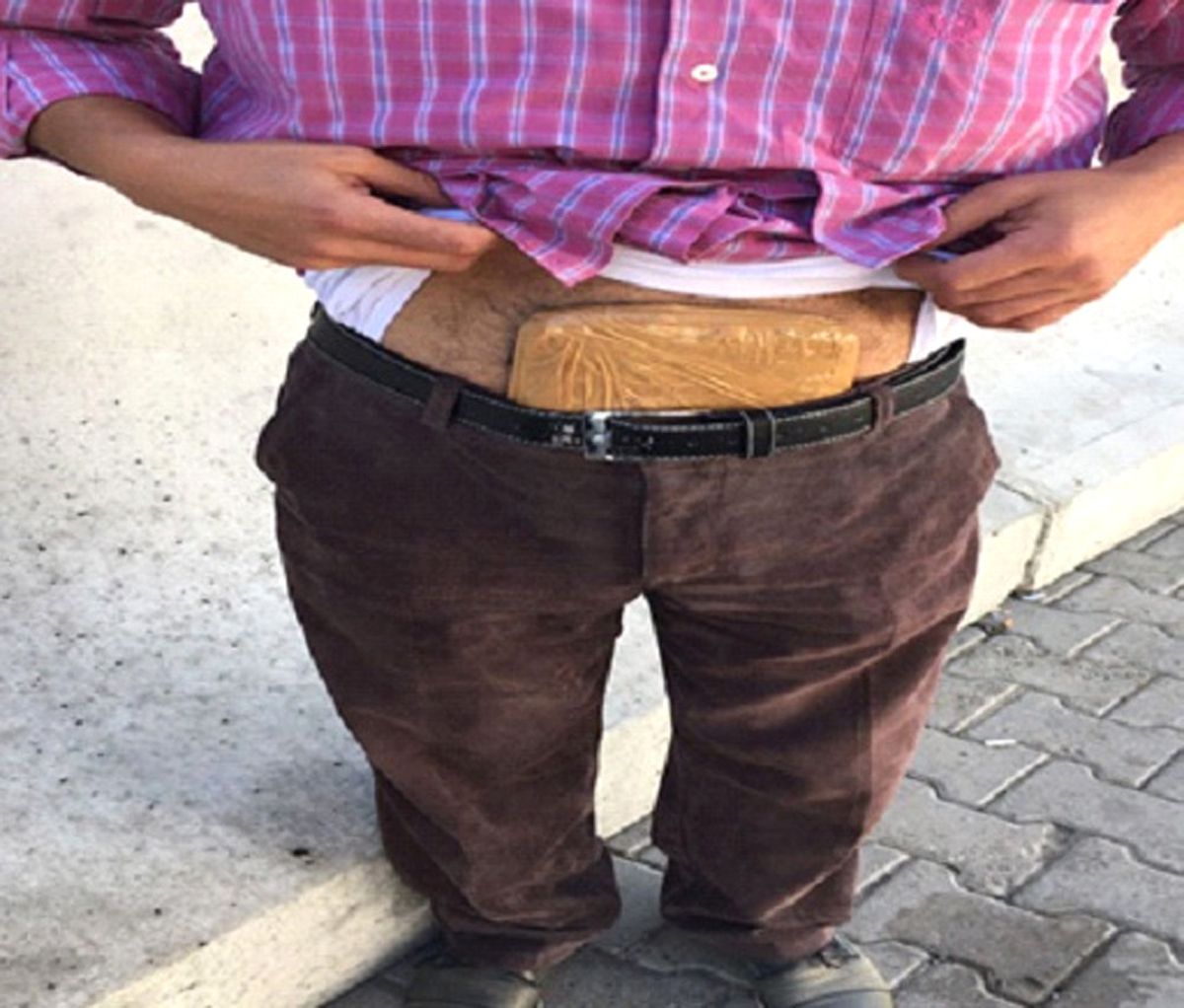Vücuduna Sakladığı Esrarla Yakalandı