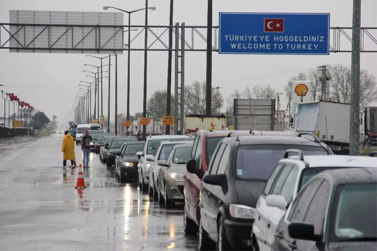 Akın Akın Dönüyorlar: Kuyruk 4 Kilometre