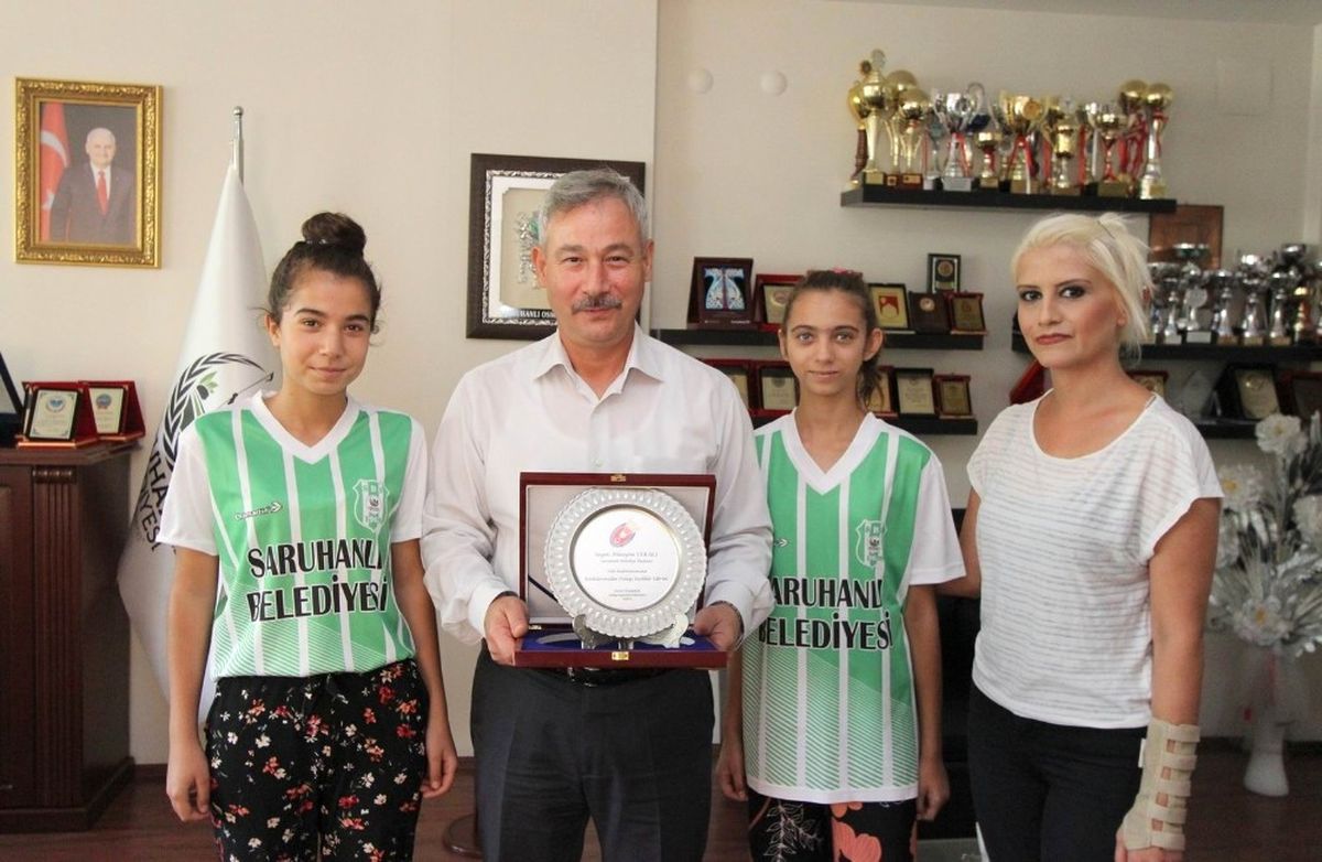 Badminton Federasyonu\'ndan Başkan Yaralı\'ya Plaket