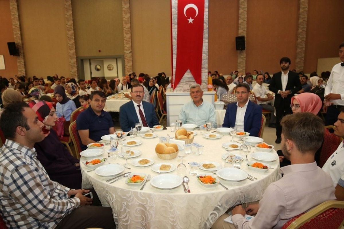 Başkan Karaosmanoğlu, Akademi Lise Öğrencileriyle Bir Araya Geldi