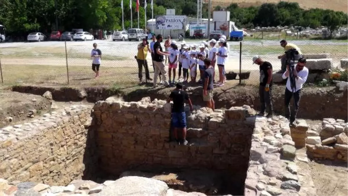 Çocuklar Antik Eserlerin Kopyalarını Kille Yaptı