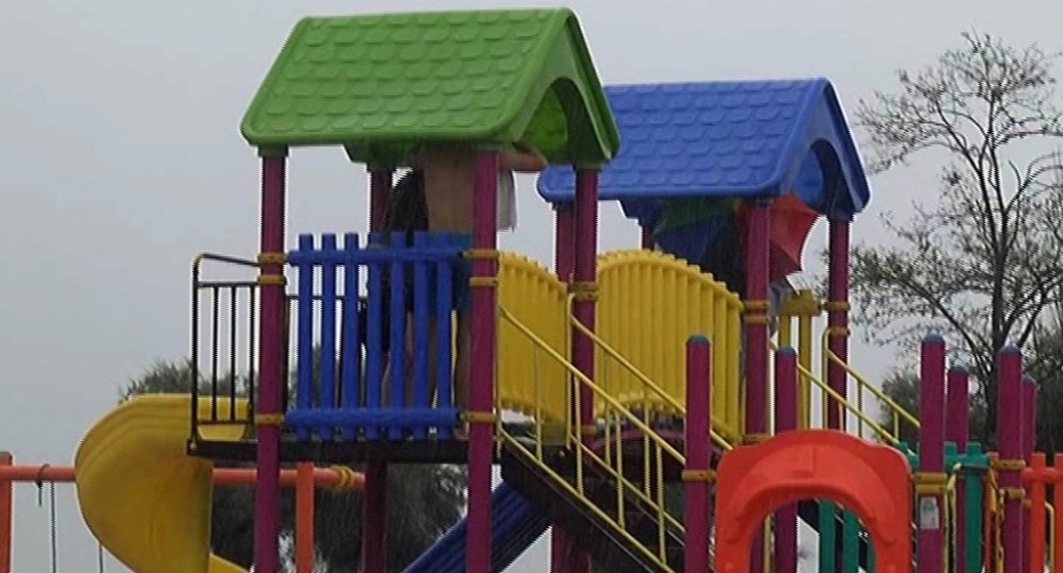 Denize Girerken Yağmura Yakalanan Vatandaşlar Çocuk Parkına Sığındı