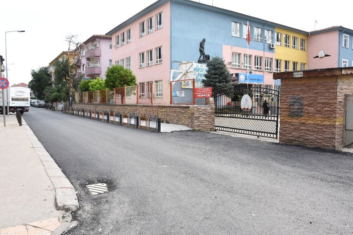Düzce\'de Okul Yolları Asfaltlanıyor