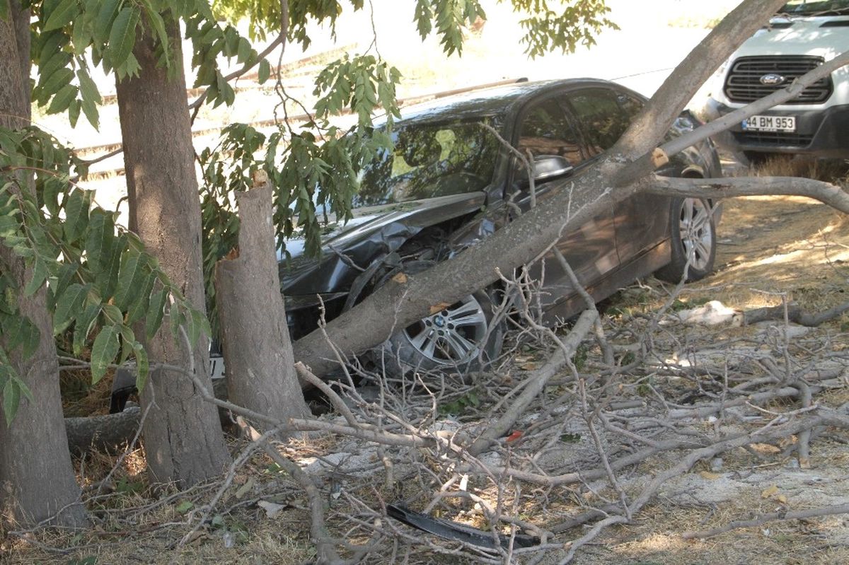 Elazığ\'da İki Ayrı Trafik Kazası: 11 Yaralı
