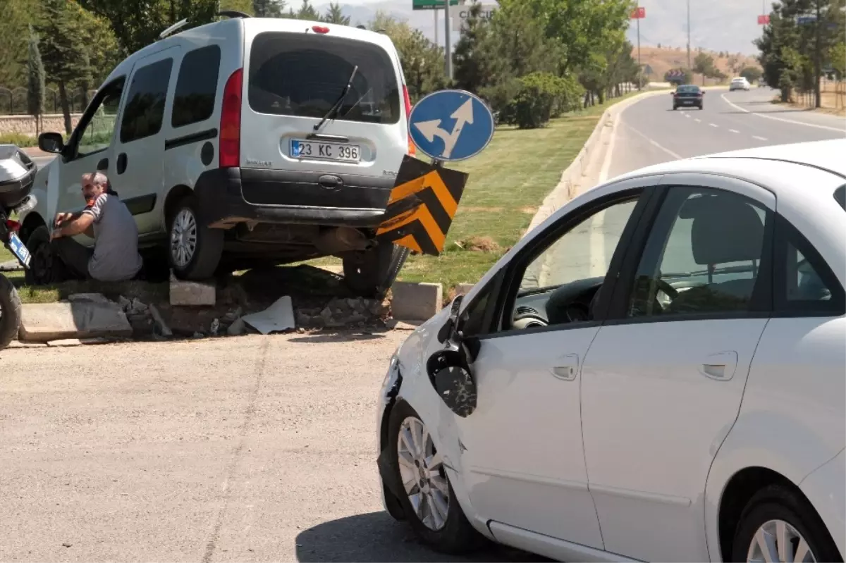 Elazığ\'da Trafik Kazası: 4 Yaralı