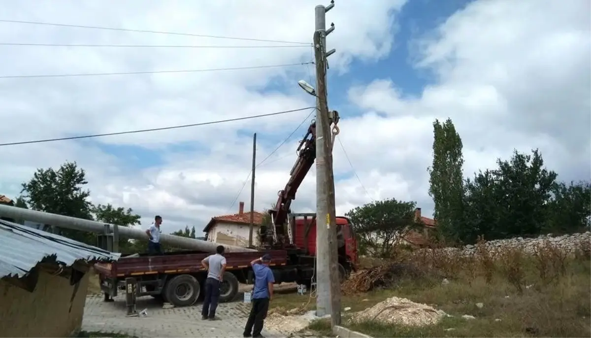 Emet Yeniceköy\'de Elektrik Direkleri ve Hatlar Yenileniyor