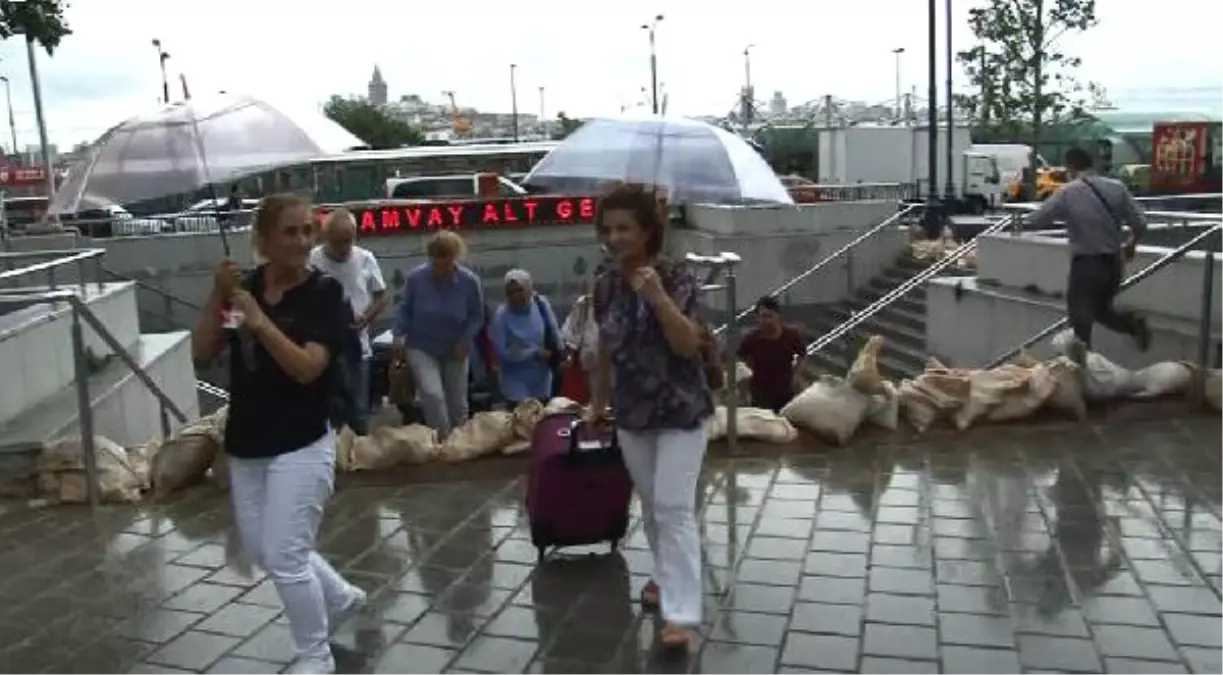 Eminönü\'nde Alt Geçitlerde Kum Torbalı Önlem