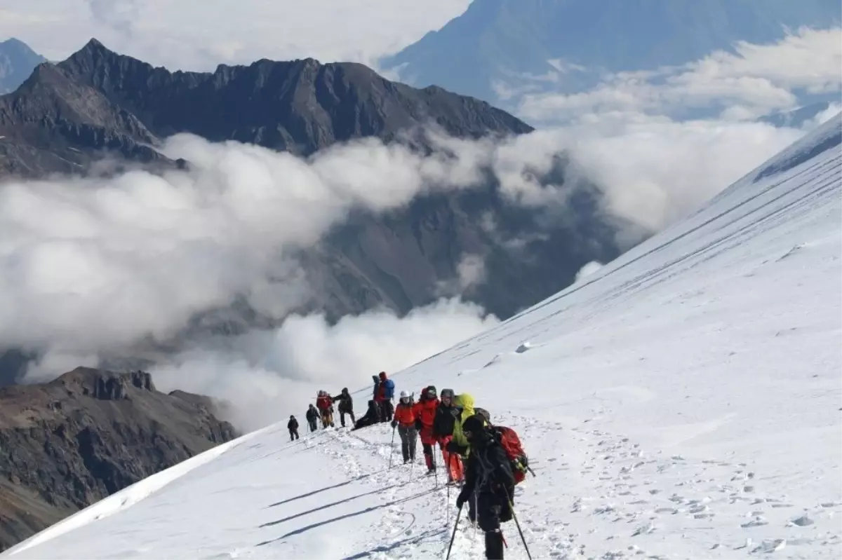 Hakkari Dağcıları Gürcistan Kazbek Dağına Tırmandılar