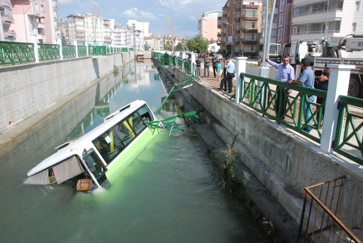 Halk Midibüsü Sulama Kanalına Düştü: 5 Yaralı