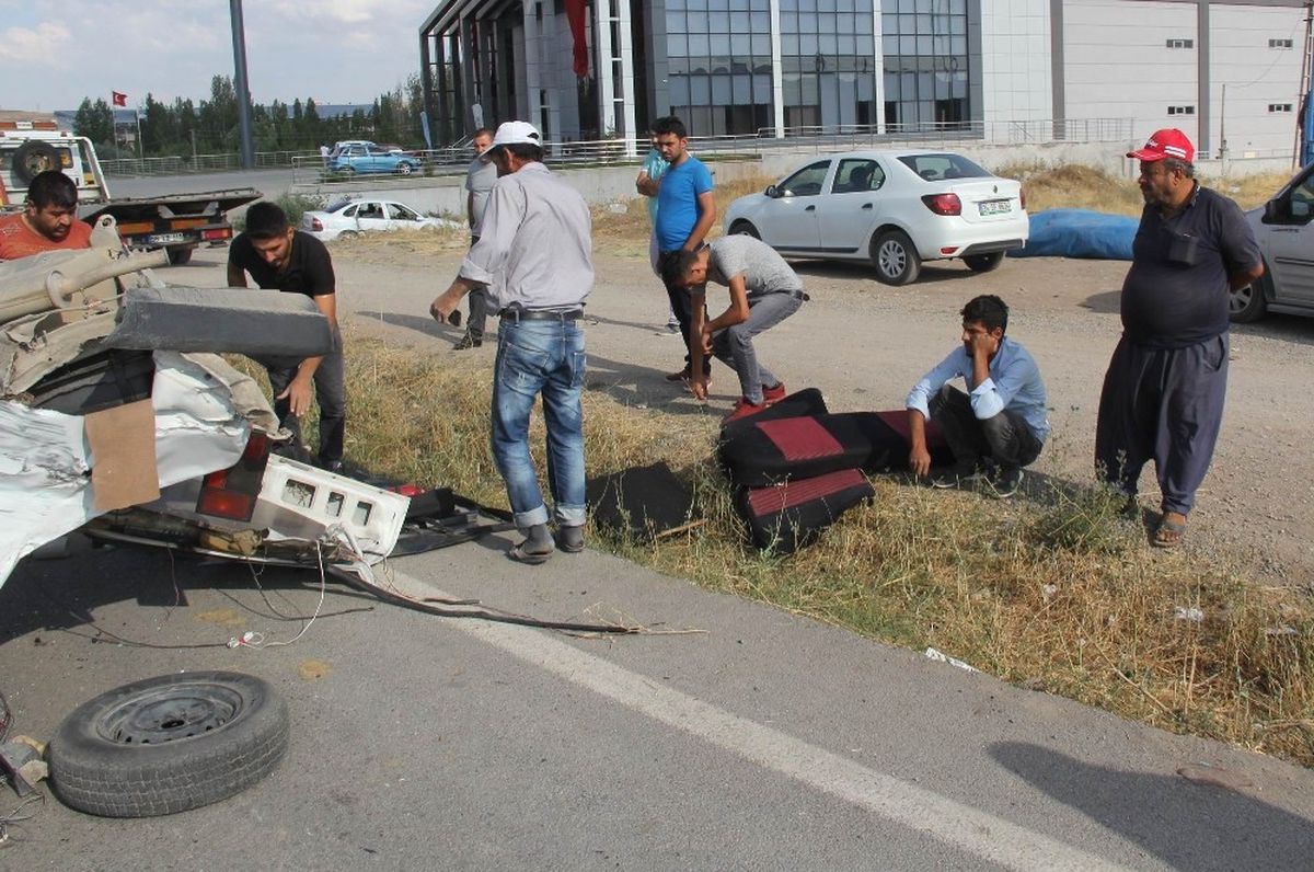Hurdaya Dönen Aracın Başında Dakikalarca Bekledi