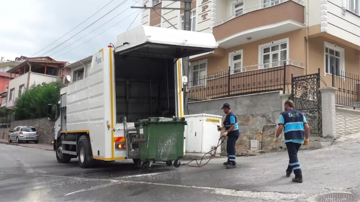 İzmit\'te Çöp Konteynerleri Yıkanıyor