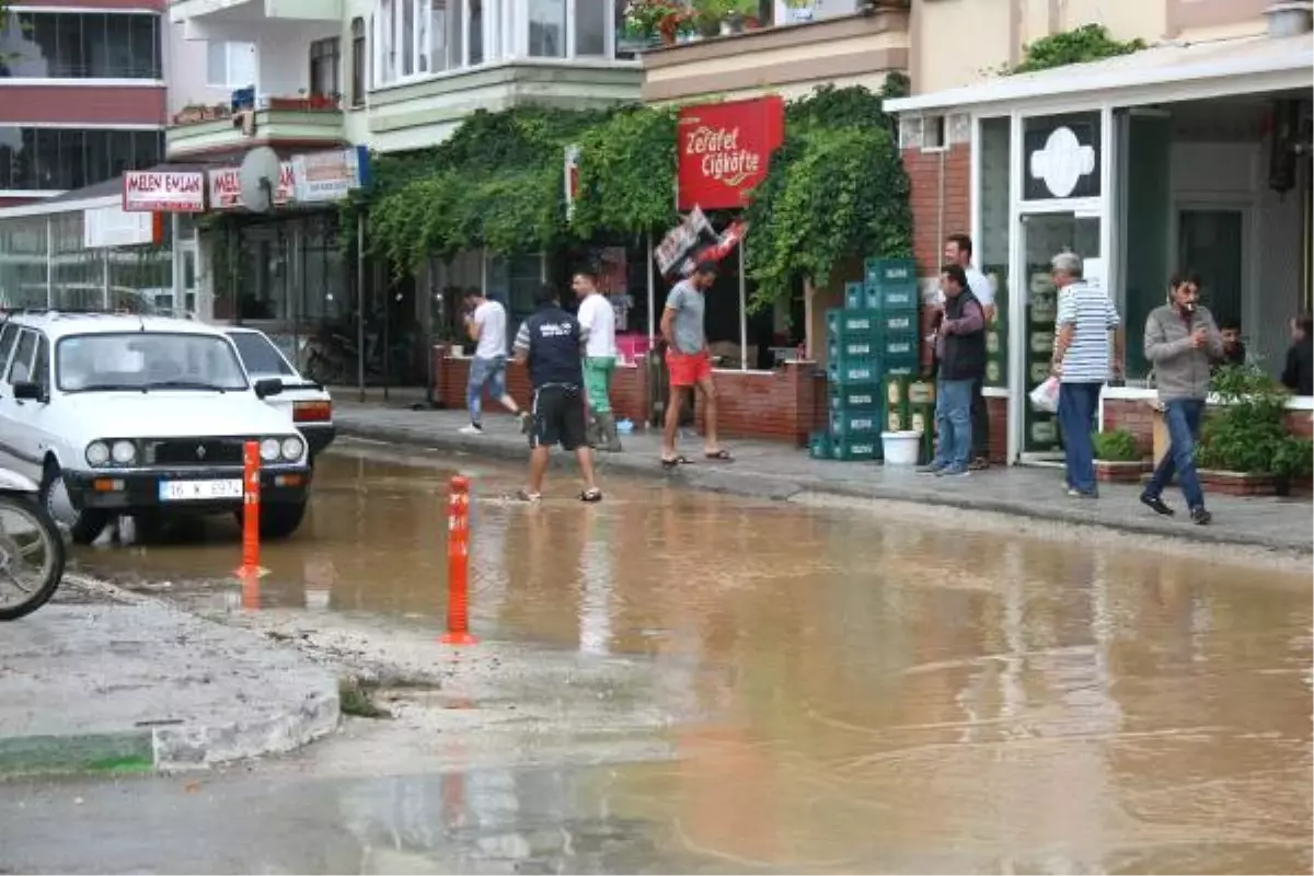 Karacabey\'de Sağanak Yağmur Su Baskınlarına Neden Oldu (2)