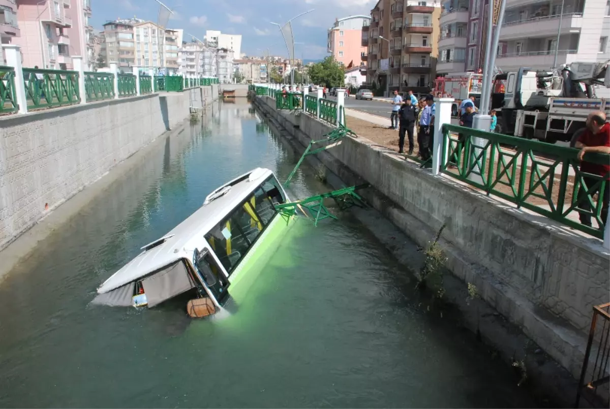 Midibüs Sulama Kanalına Düştü: 5 Yaralı