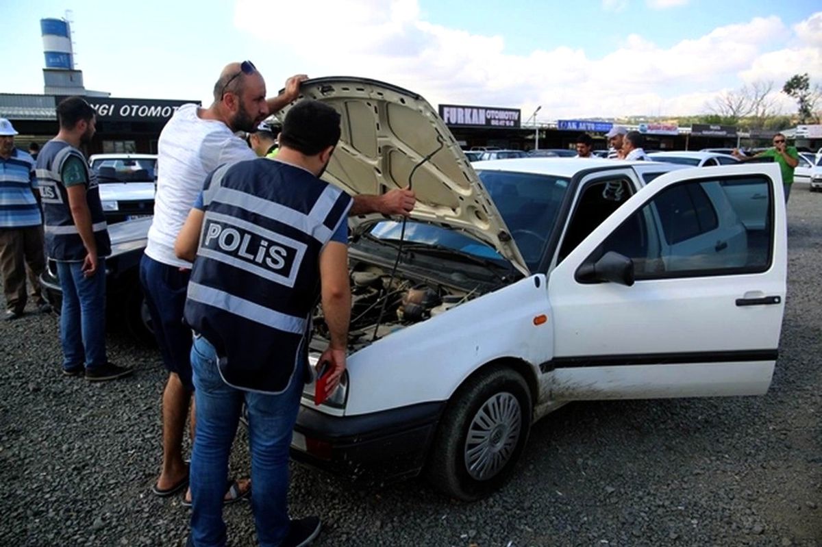Polis Oto Pazarlarını Didik Didik Aradı
