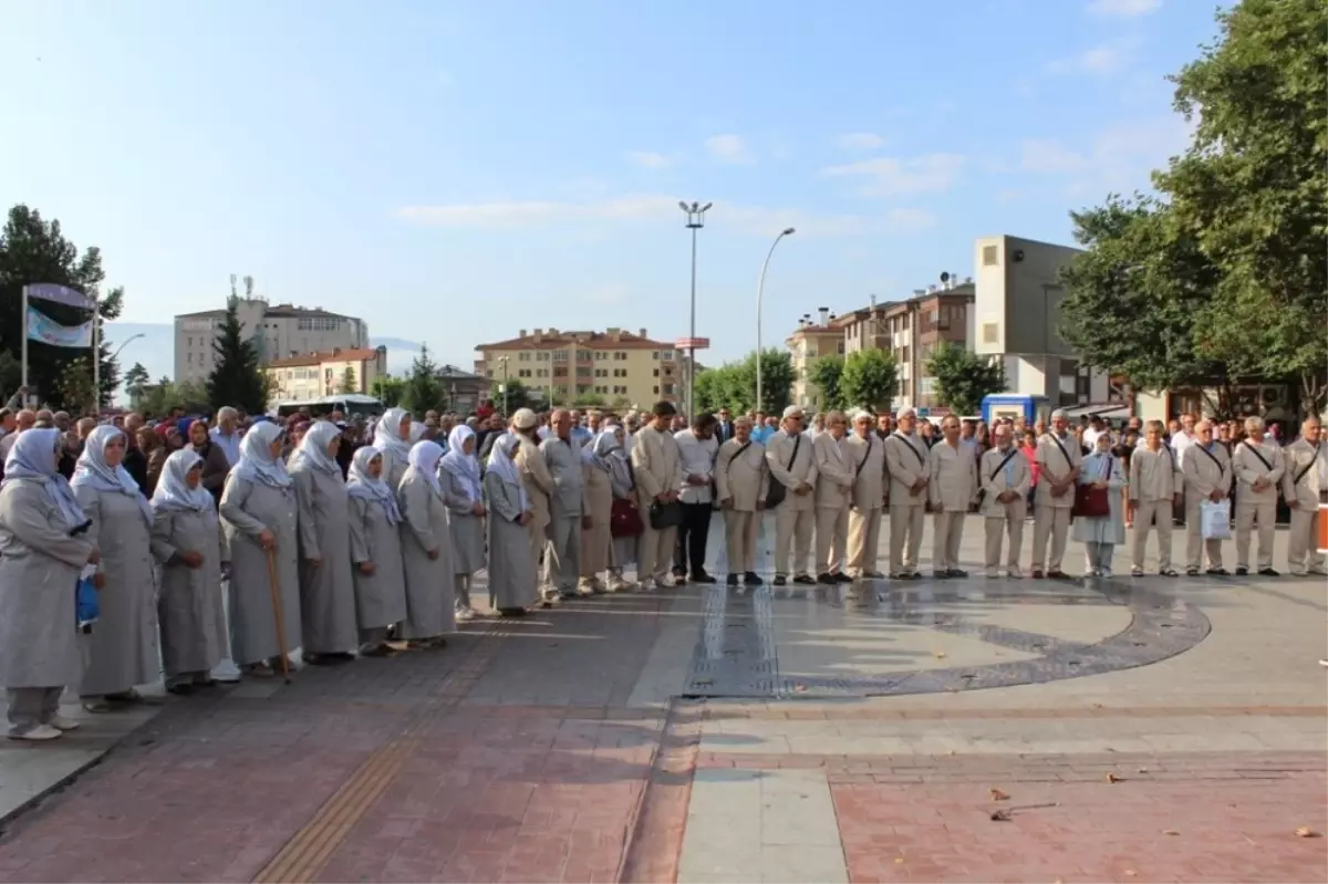 Safranbolu\'da Hacı Adayları Dualarla Uğurlandı