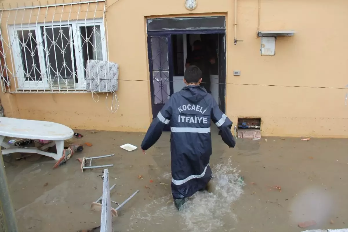 Sağanak Yağış Kocaeli\'ni Olumsuz Etkiledi