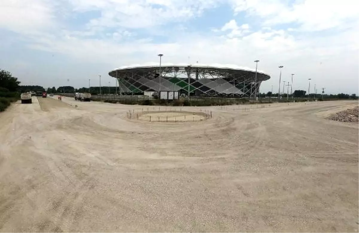 Sakaryaspor\'un Yeni Stadı İlk Maça Yetişmedi