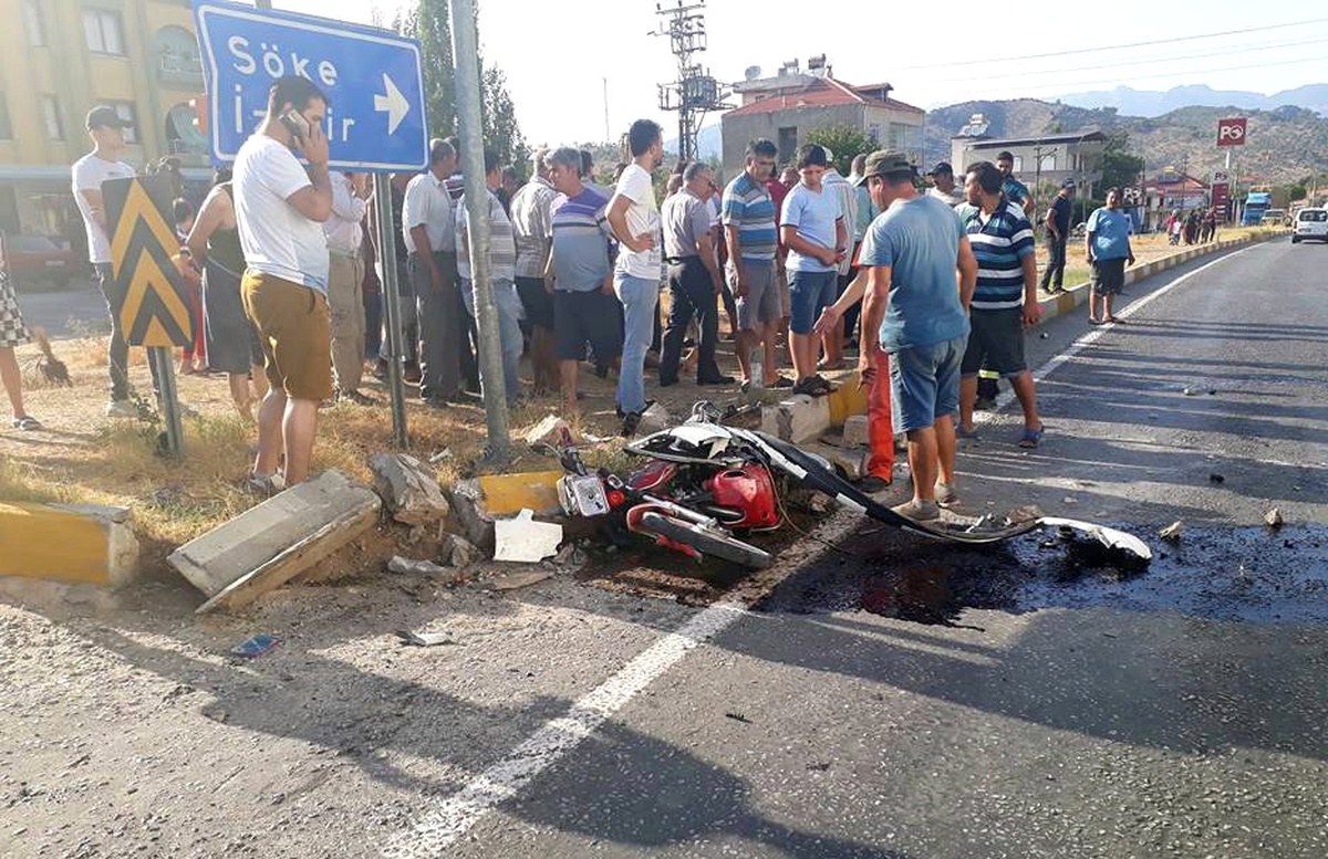 Selimiye\'de Otomobil ile Motosiklet Çarpıştı, 1 Yaralı