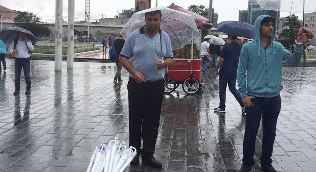 Şemsiyeleri Eminönü\'nden 5 Liraya Alıp Taksim\'de 10 Liraya Satıyorlar