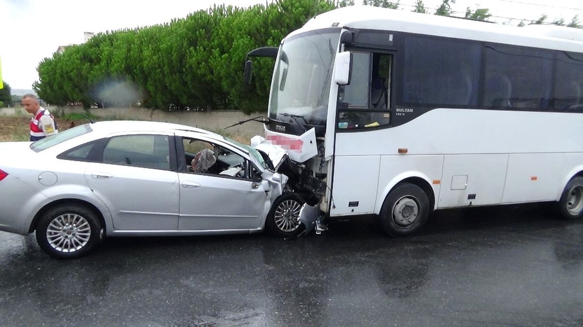 Silivri Kavaklı\'da İşçi Servisi ile Otomobil Çarpıştı: 1 Ölü 6 Yaralı