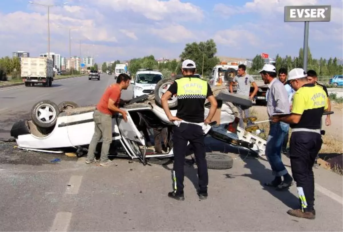 Takla Atan Otomobil Karşı Yönden Gelen Araca Çarptı: 3 Yaralı