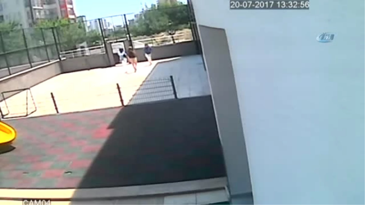 Tel Tokayla Çelik Kapı Açan 3 Kadın Güvenlik Kamerasında